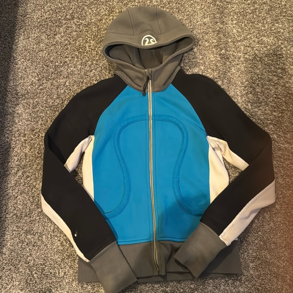 Lululemom Scuba Hoodie EUC
Size 4